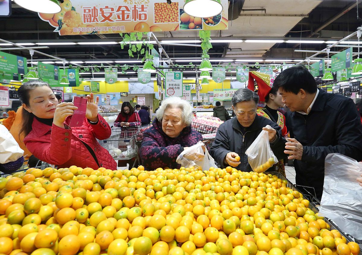 2016年01月16日,在浙江省杭州市联华超市<strong>华商</strong>店,工作人员在向市民宣传