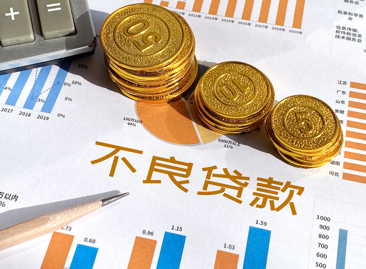 对长期借款以及由此产生的利息费用导致当年资产负债率迅速上升给企业带来一定的经营风险。这句话进行降重