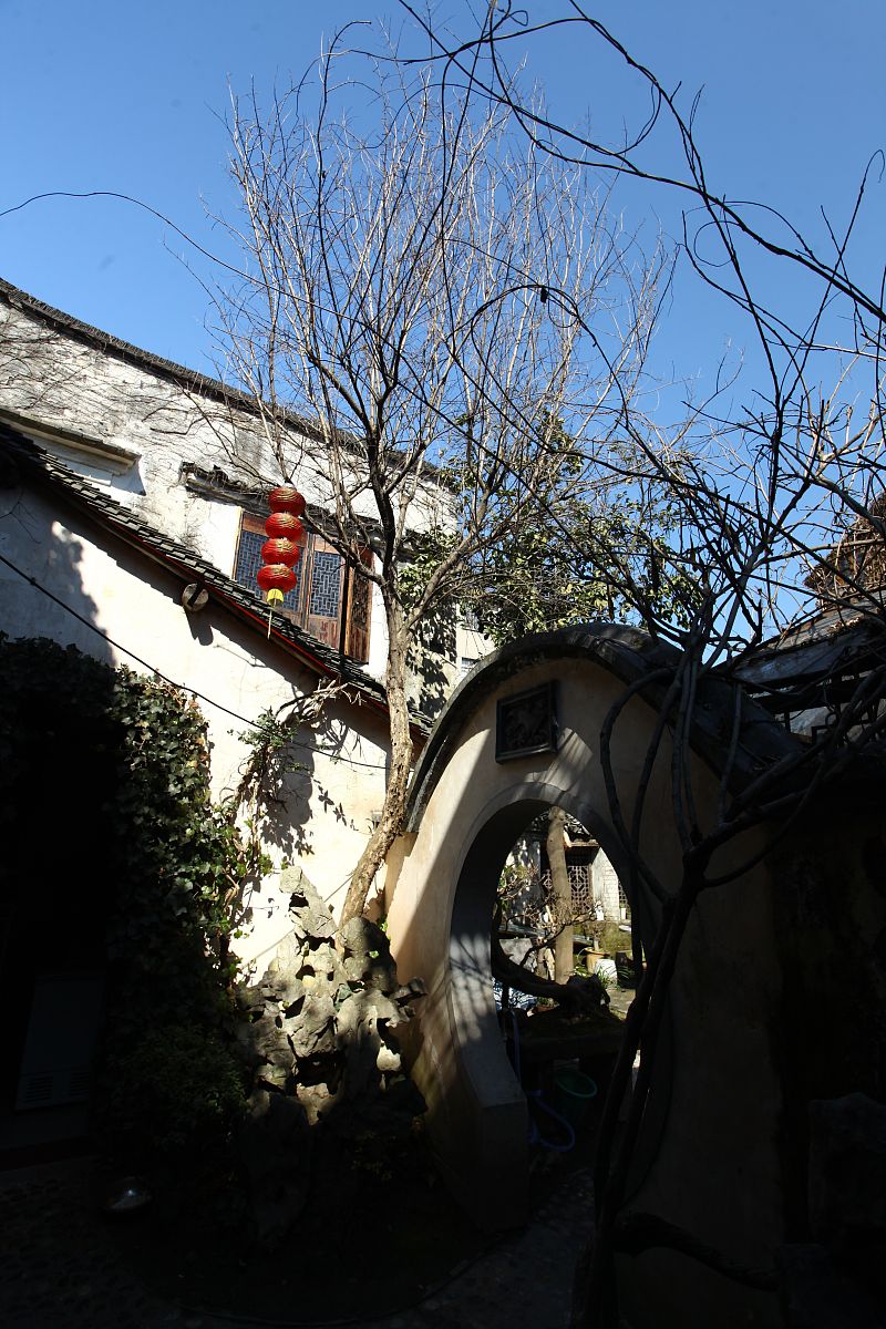 秋夜古镇七言绝句，描绘静谧与沧桑