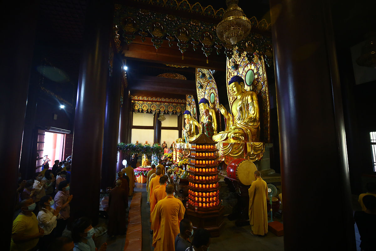 2021年5月19日,海南三亚,南山寺举行"浴佛"祈福法会.