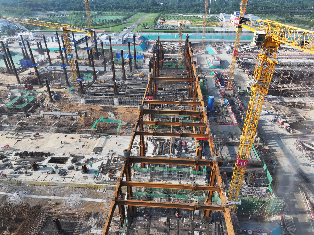 根据这段今天开始进行了工程土方开挖的开工仪式。在工地现场我和几位同时对钢筋笼的质量进行了检查并对最后三块区域13#、17#和18#楼区域只剩下这三块区域的钻孔灌注桩未未成的桩基的钢筋笼焊接情况进行了旁站并对现场的钻孔灌注桩进行了旁站对桩底注浆进行了旁站施工场地现场按照要求保证每一个桩的水泥用量3t注浆的设计压力是3MPA一开始的设计要求是小于35MPA后根据联系单变更为3MPA工作内容 写一下今日