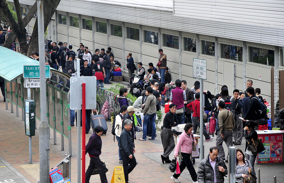 2011年2月24日,香港上水地铁站旁,一些带货客主要在此集中,其包括内地