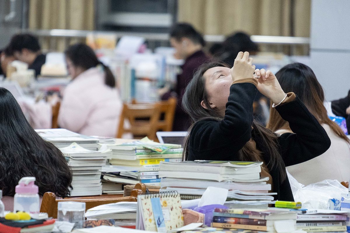 2018年11月22日,武汉,考研倒计时,一高校图书馆自习室内,考生正在争分