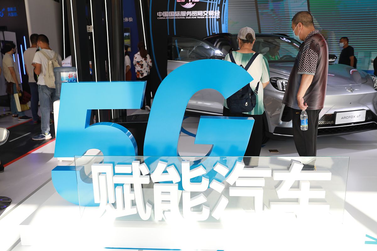 对于一个位于深圳龙华区龙华街道的比亚迪海洋网新建4S店的具体投放策略