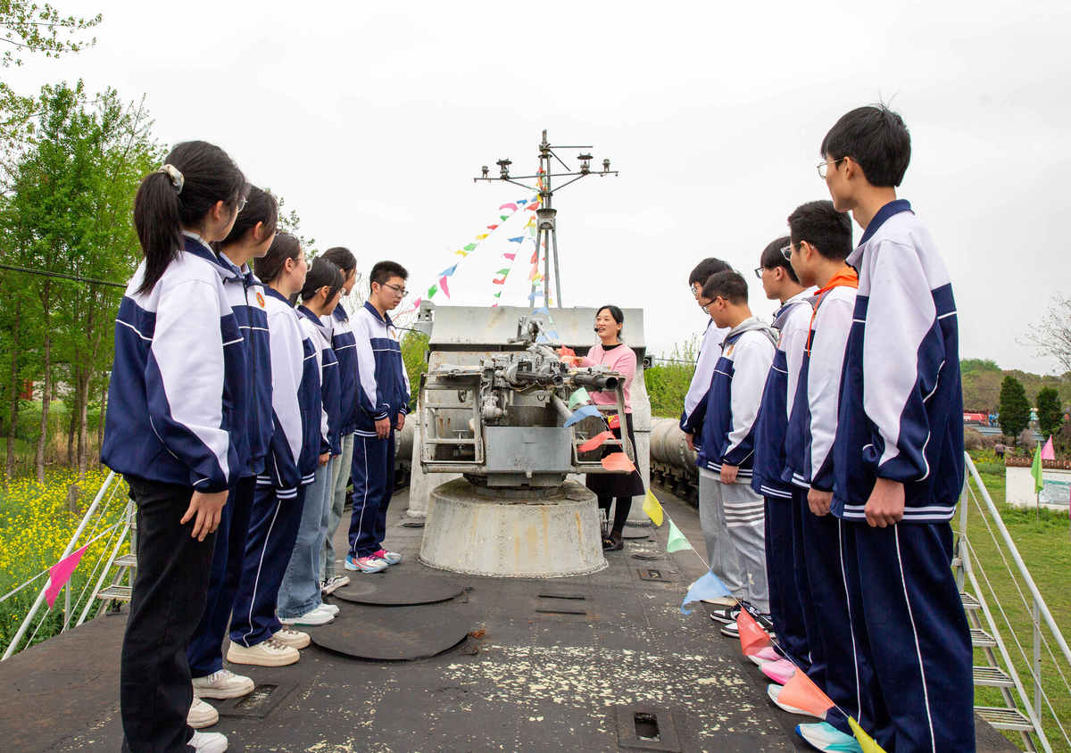 石屏县职业高级中学专业介绍：机电、汽车、电子信息等热门专业