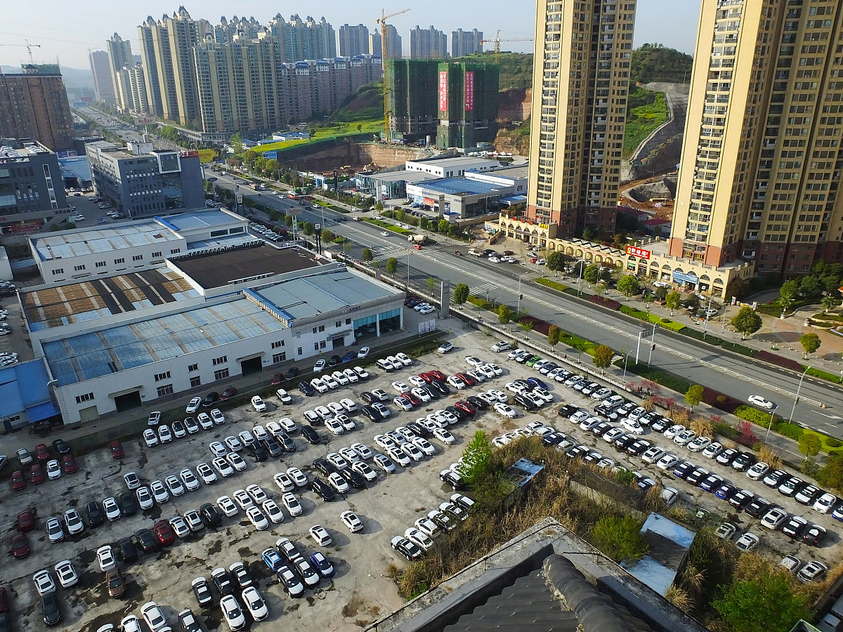 2019年4月1日,湖北宜昌市夷陵区发展大道,4s店采购大量崭新的汽车,停