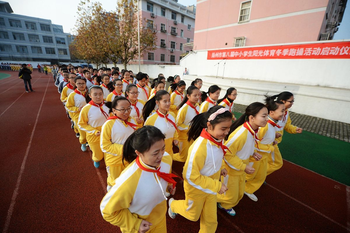 2014年11月26日,江苏省扬州市,梅岭中学的1000多名学生在进行冬季跑操