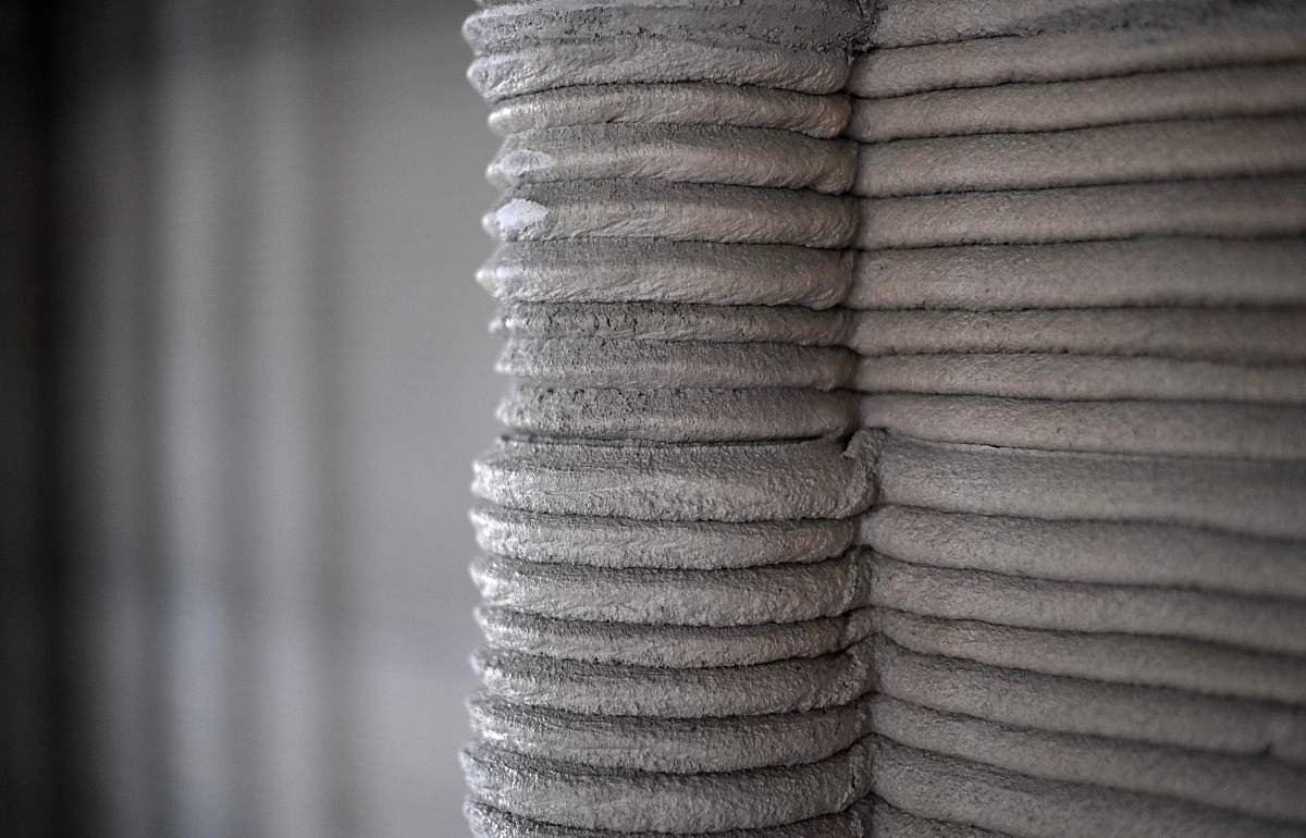 设计实验：在混凝土中掺加不同的PP纤维PE纤维AR纤维及两种及以上纤维的混合对他们的流动性流动度凝结时间触变性和可打印性的综合实验。模拟实验结果最终选出最适合进行3D打印的纤维掺加类别和掺加量。