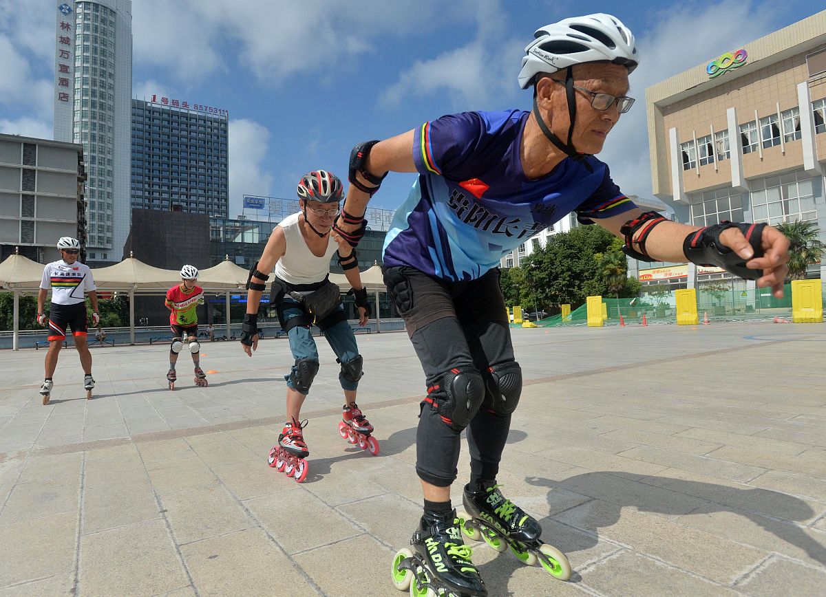 越野轮滑传统式同时推进技术动作适用于什么滑行地段