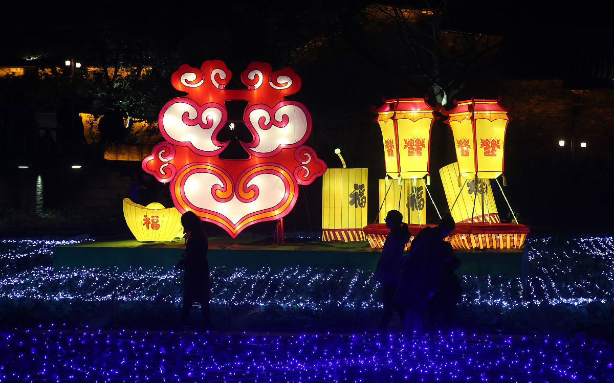 2019年2月5日,浙江嘉兴乌镇龙形田上水灯会的主打灯组民间故事《八戒