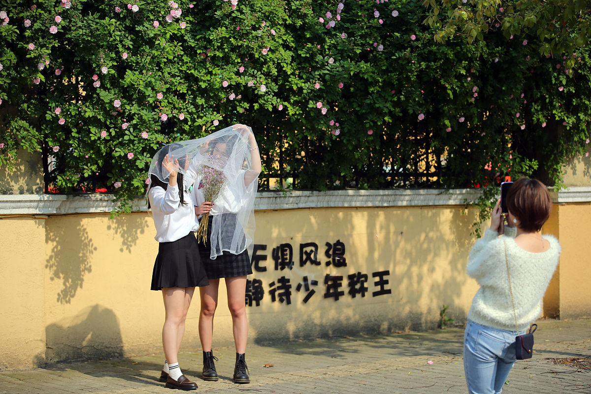 写一篇关于他和我之间暗恋的故事