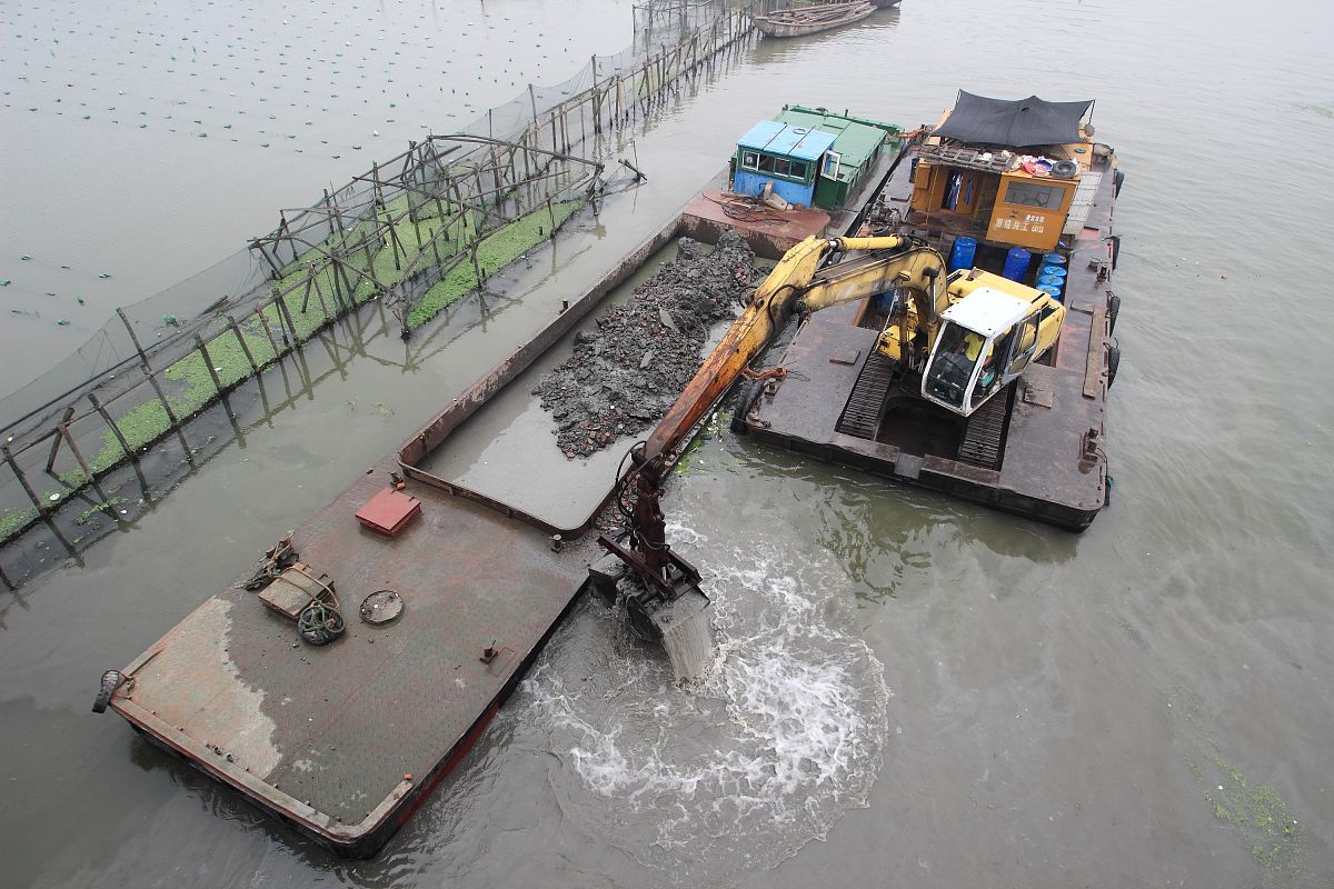 给我耙吸船航道施工的碰撞案例要求提供船名事故地点日期在2015年以后