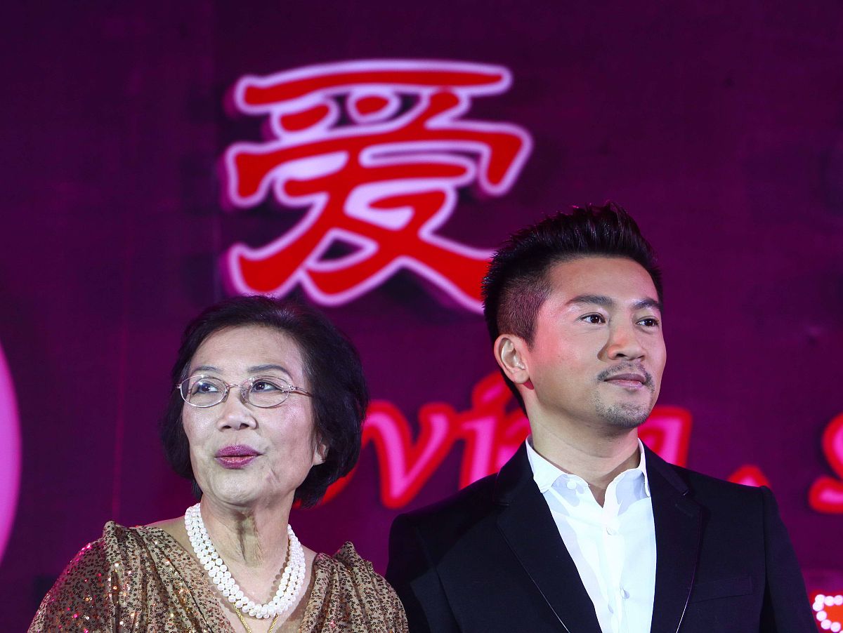2012年12月2日,北京,苏有朋出席光明天使基金五周年庆典"点亮心灯"活