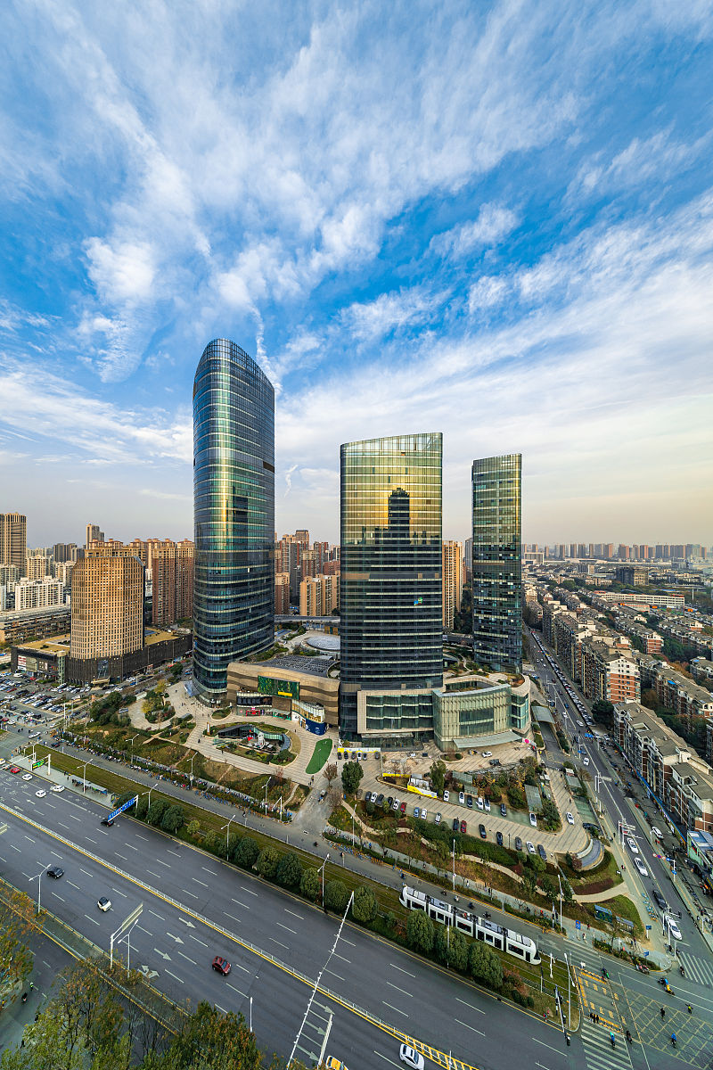 帮我写一个10000字的银行如何建立武汉汽车金融中心的必要性分析