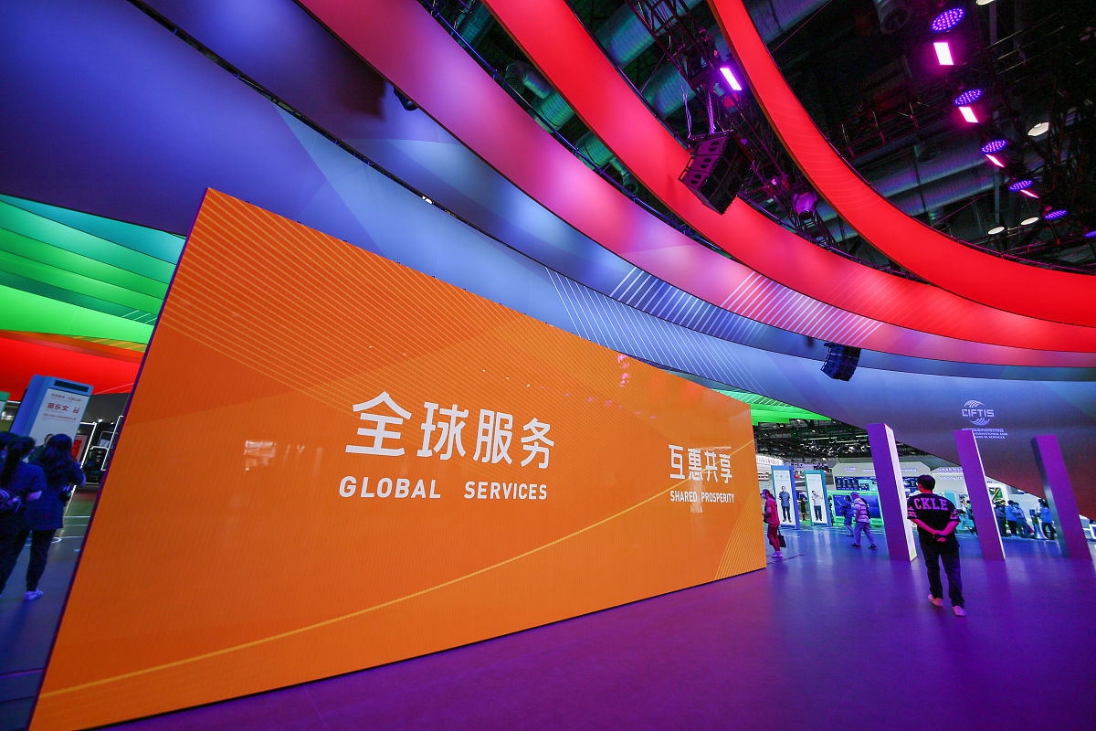 写一个全媒体中心八周年庆的新闻稿