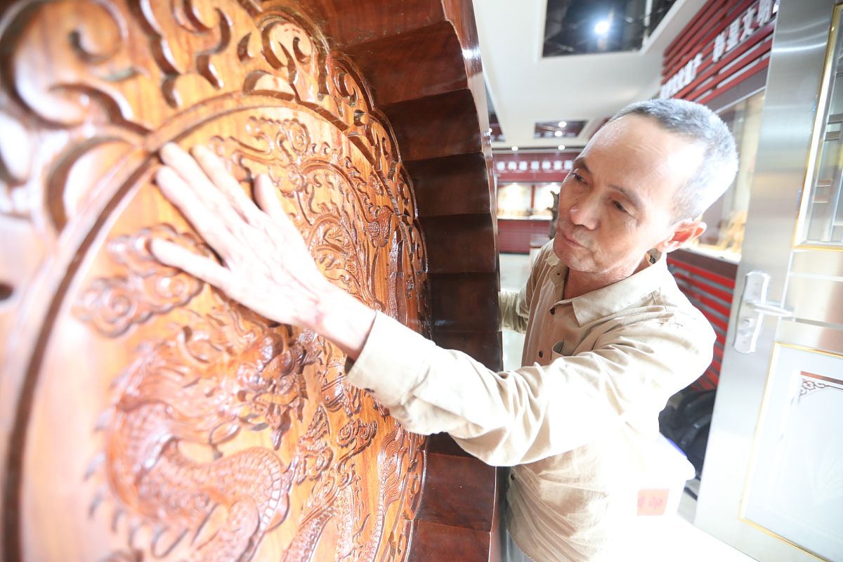 四川省档案学校民间传统工艺雕刻方向