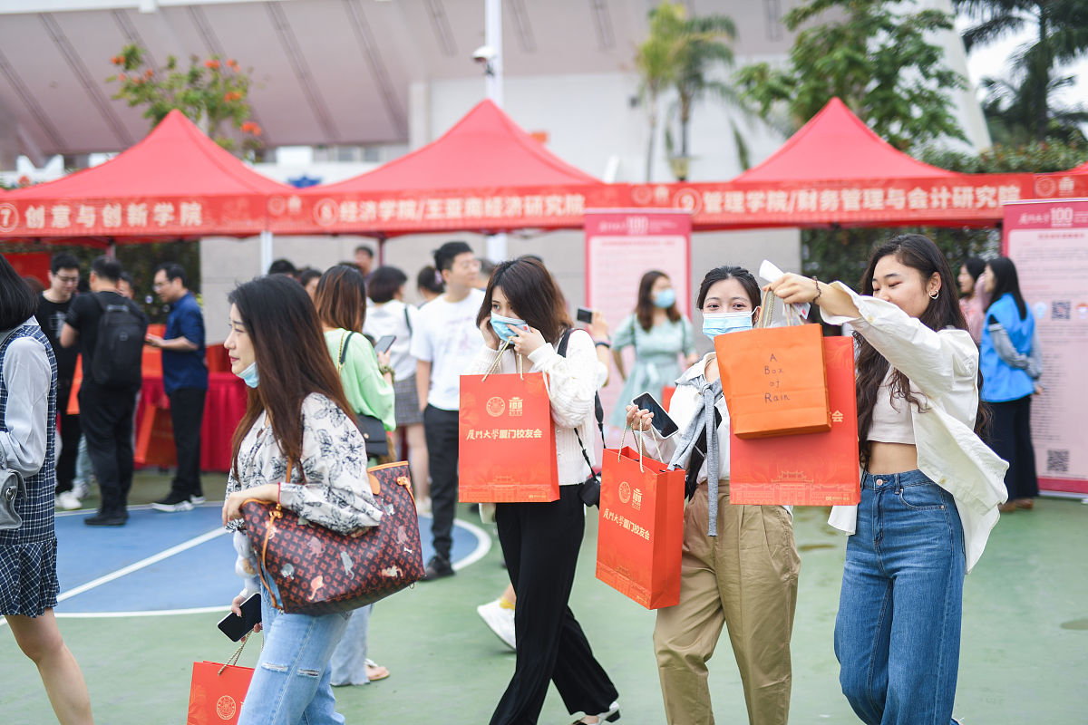 大学生会成员组织大型校园活动：资金筹集与活动管理实战