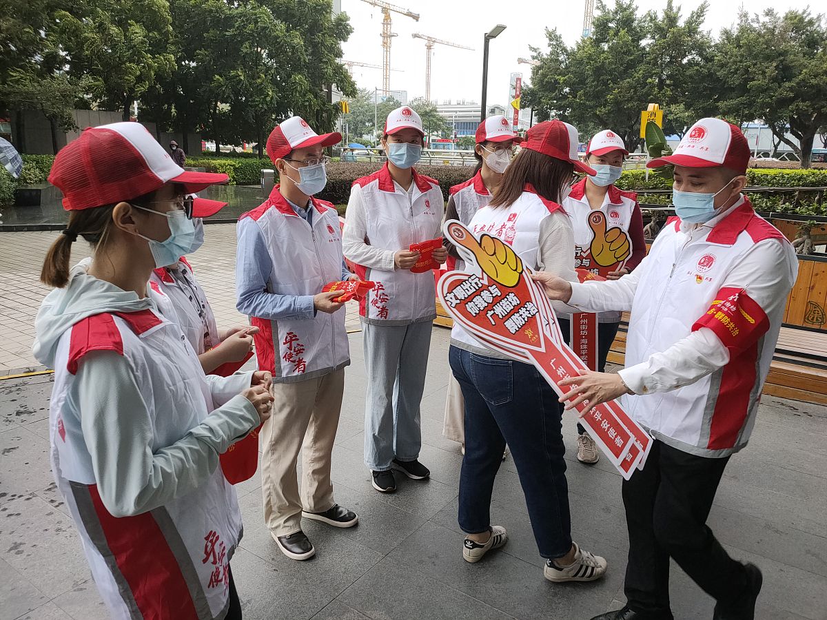 2021年10月13日,广州,广交会志愿者走上街头,为市民观众提供各种便民