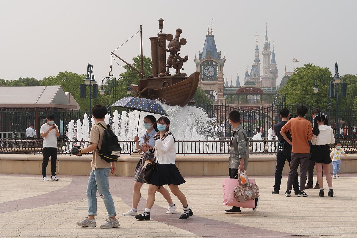 巴黎迪士尼员工意外毁求婚，浪漫瞬间变闹剧！