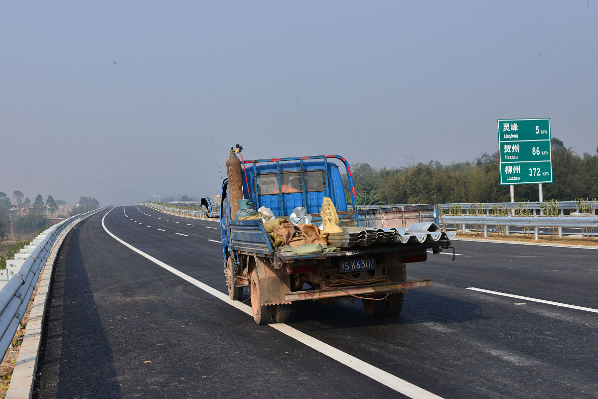 高速公路路面检测：沥青路面和水泥路面的检测方法和设备