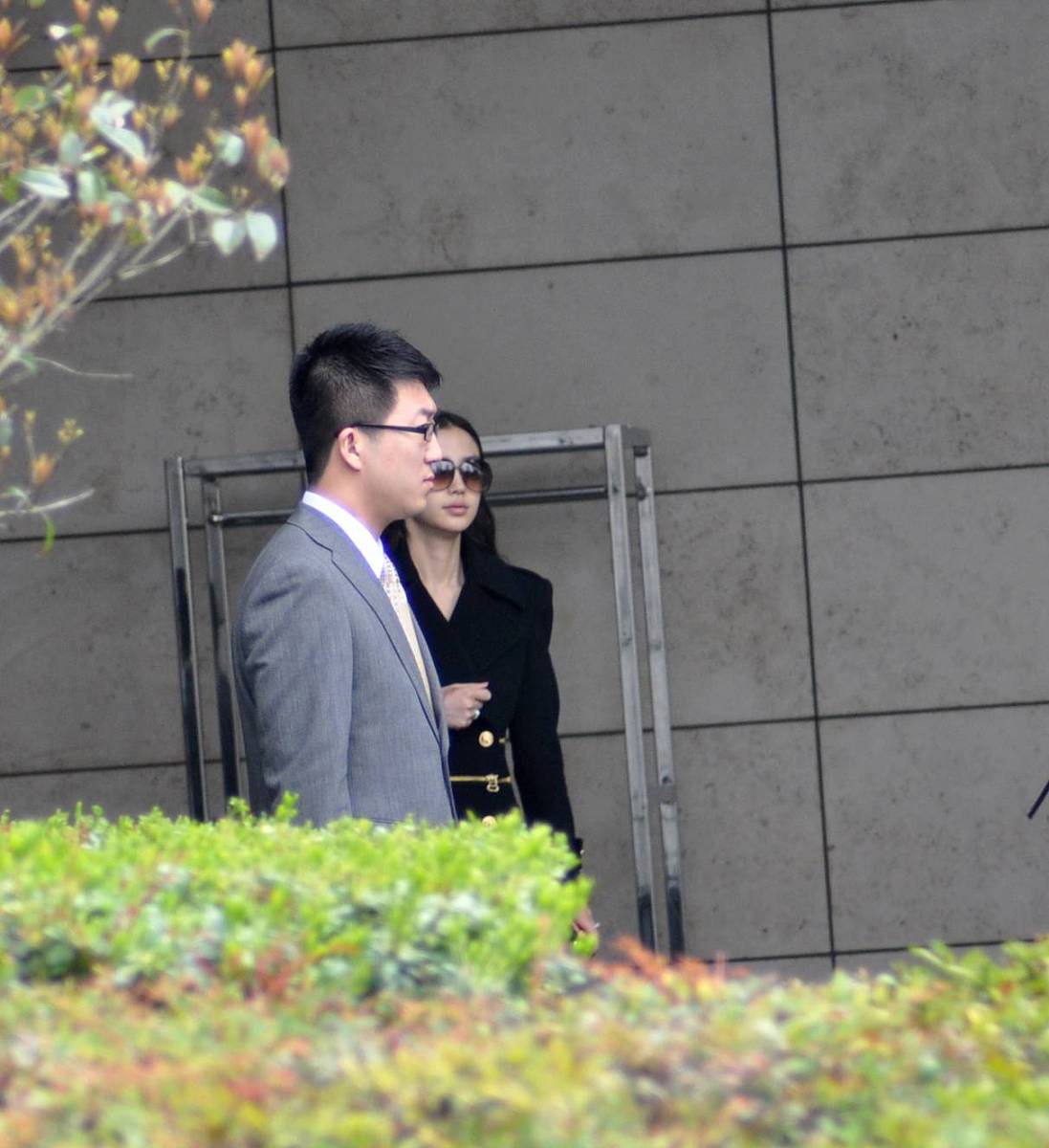 2011年4月8日讯,上海,日前,杨颖(angelababy)现身某酒店外准备离开.  