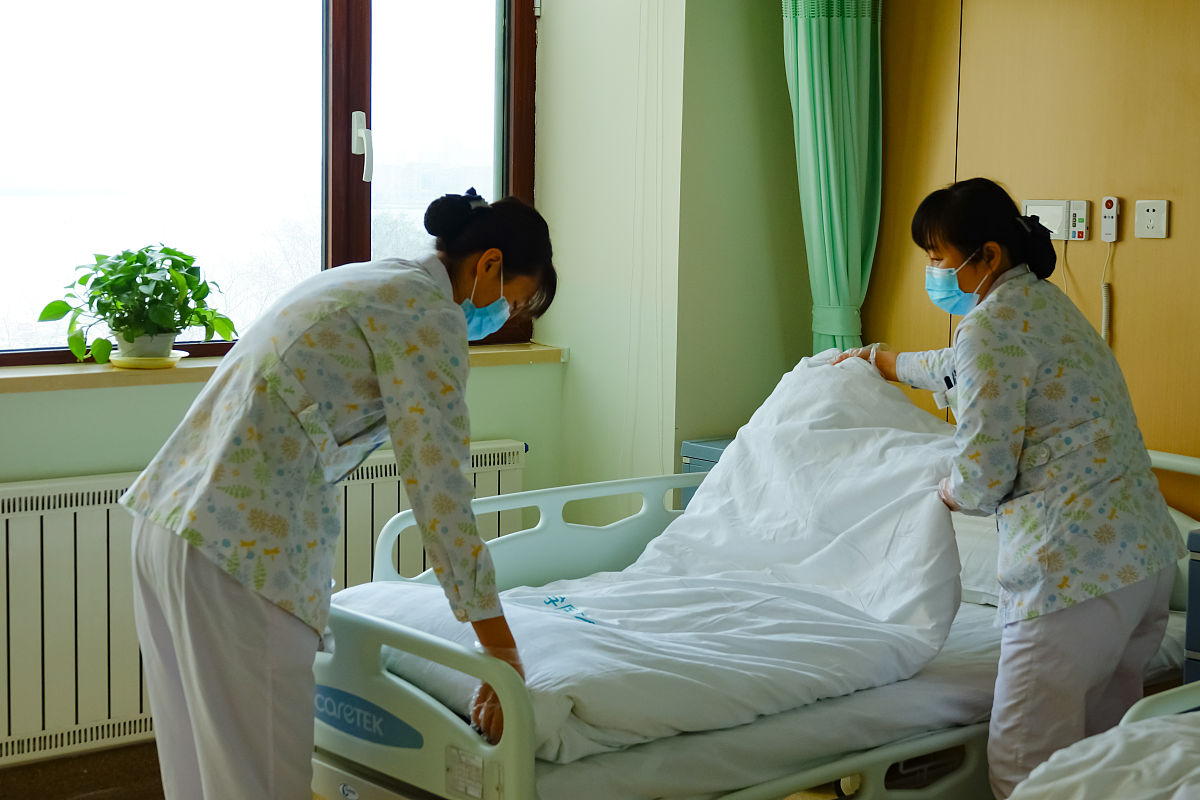卧床老人床单更换：XX养老院案例分享