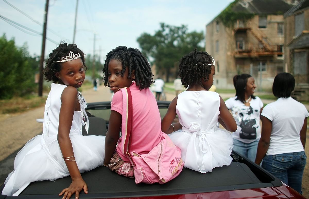 用中文翻译歌词眩しくて目を細めた遥か遠く指さしてなりたいものを教えて？色んな話をして笑った川のせせらぎ虫の鳴く声思い出のひとつにして何十回 星に願った いつまでもこのままで…ねぇ 夏よ終わらないでどんな 不思議な事も楽しくてもう一回冒険したい！夢オトナになってしまったら忘れてしまうのかな？皆で歩いた道も秘密の暗号のコトバもそれでも何か心の奥に消えない『思い』がきっとあるたったひと夏の出会い その時