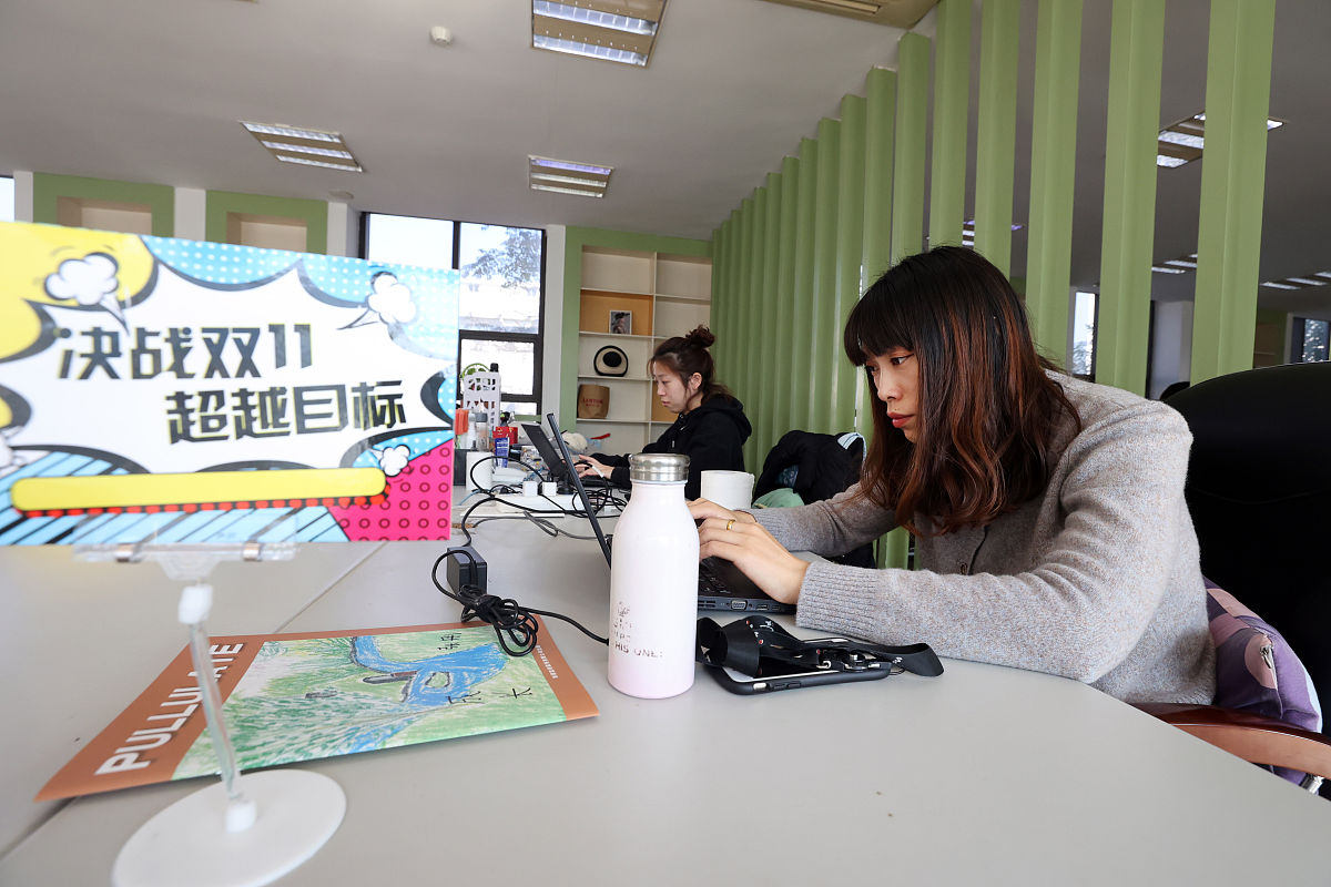 2020年11月10日,在江苏省南通市,电商客服团队的员工在回答顾客的问题
