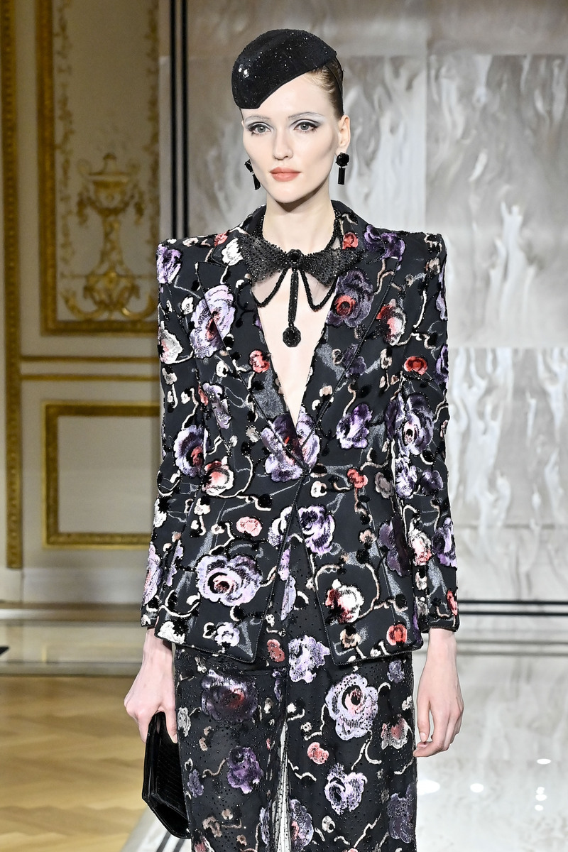 以时尚潮流中的奢华元素：如何在穿搭中展现高贵与优雅为题写一篇1200字文章