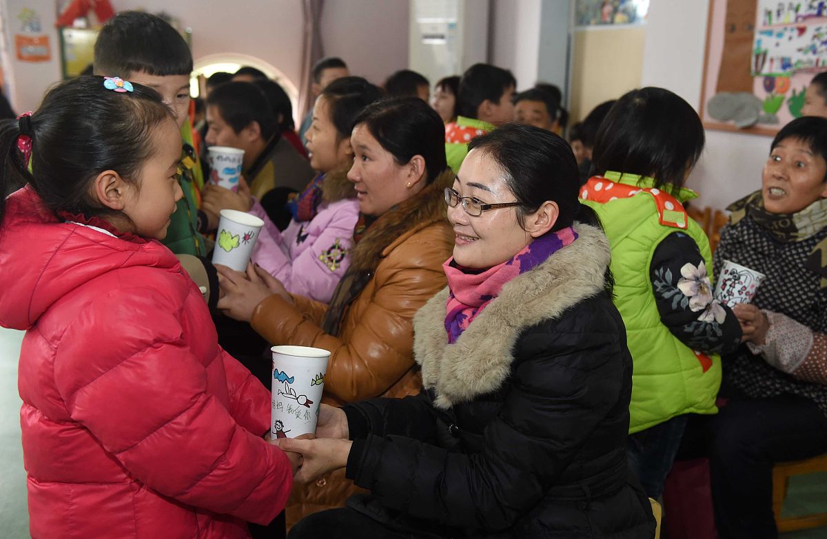 一个是改口爸爸妈妈敬茶的吉祥话还一个就是女方的彩礼交钥匙给他们的吉祥话。