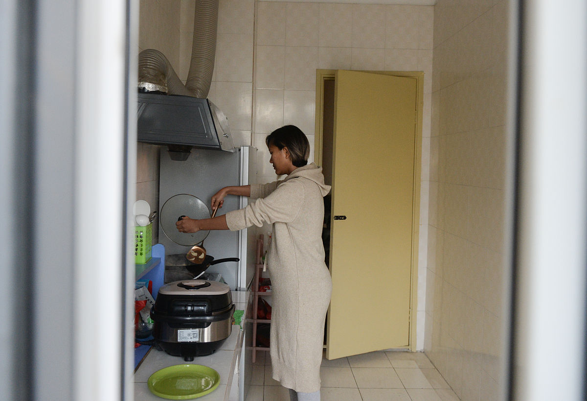 从医院回来后我躺了下来但睡意全无于是我决定起来干点活。我剥掉了卧室柜子上的保护纸更换了空调系统的空气过滤器。我去杂货店买了些日用品回家后把它们放好给自己准备了一杯咖啡配上覆盆子丹麦面包和橙汁。之后我把床脱了开始洗床单。就等着医院打电话来接玛丽的女儿了。今天下午晚些时候我要带玛丽去看医生顺便买点晚餐。