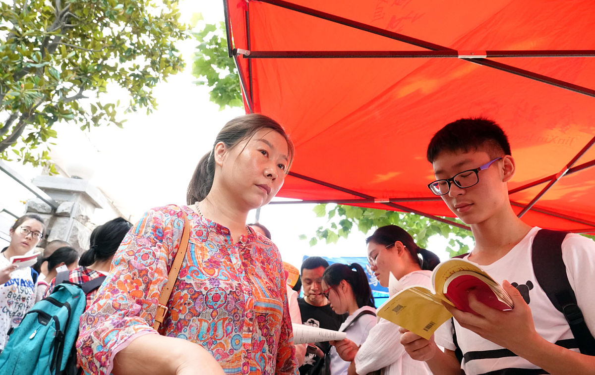 江西于都近百名志愿者爱心送考，为高考学子护航