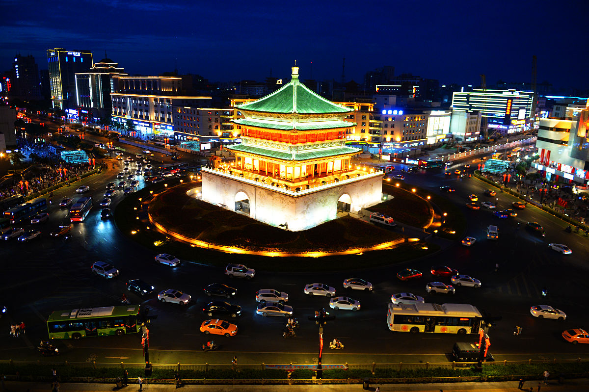 2019年7月7日,西安,钟楼在白天和夜晚呈现出不一样的魅力.