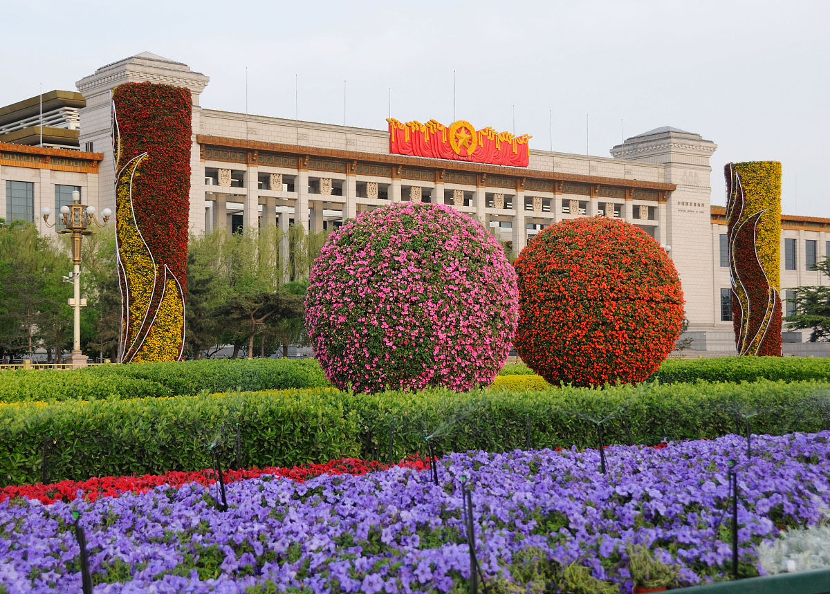 2016年04月23日,北京,天安门广场东西两侧绿地布置一新,呈现出花团锦