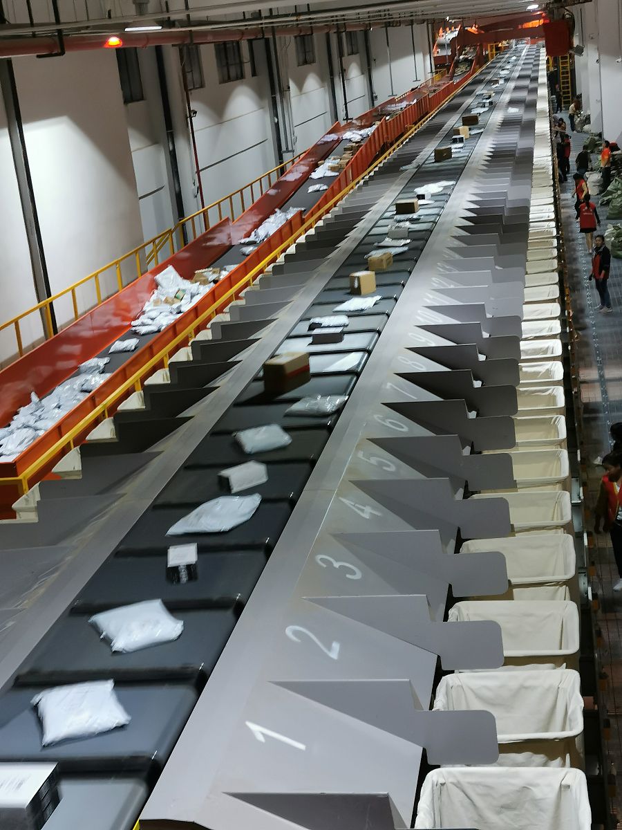 物流转弯机和伸缩机：提升效率的物流设备