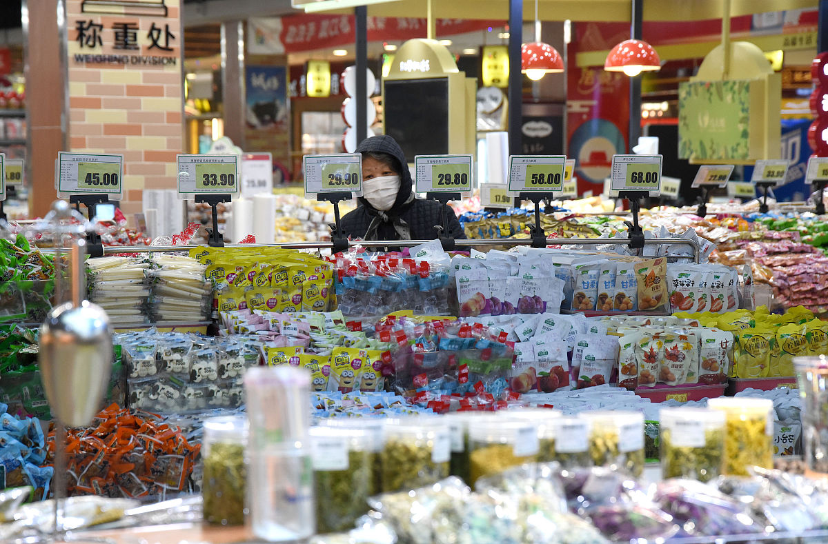 2020年12月9日,顾客在河北省邯郸市丛台区一家超市选购商品.