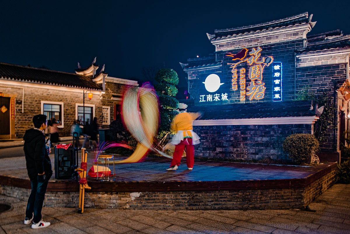 论文题目为《赣州宋城文化的文旅转化路径和发展举措研究——以赣州历史文化旅游街区为例》一定注意论文结构一定写详细些一定要有参考文献字数必须5000字