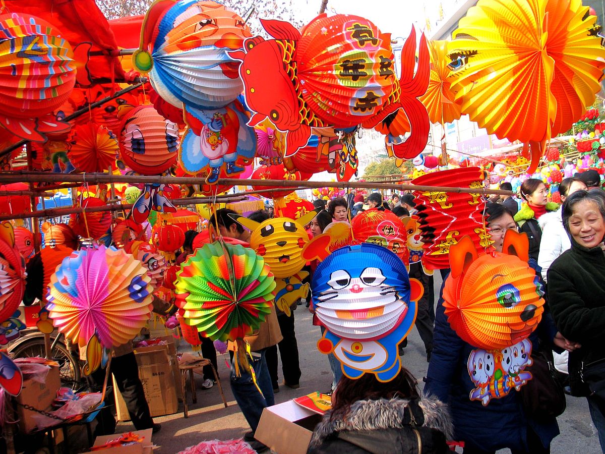2006年1月29日,设在南京市夫子庙东牌楼的花灯市场,吸引了众多市民和