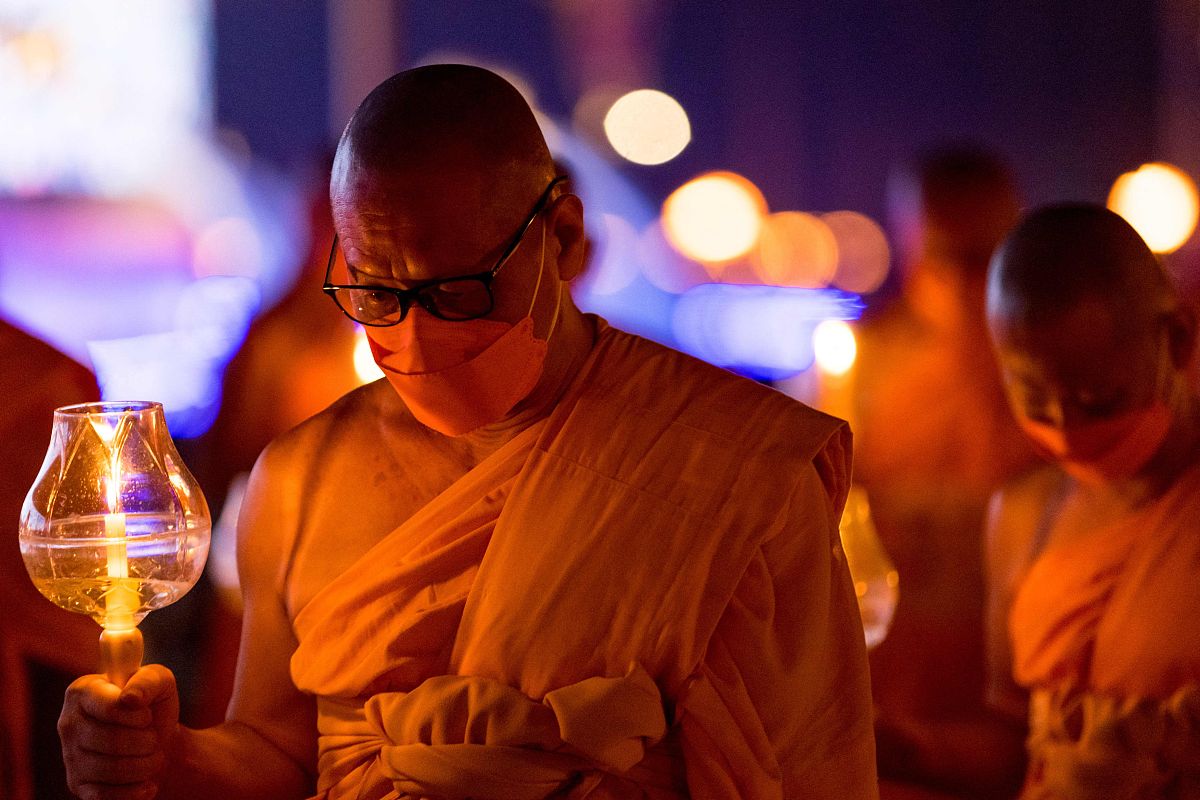 当地时间2022年2月16日,泰国巴吞他尼府,泰国僧侣在法身寺(wat dhamma