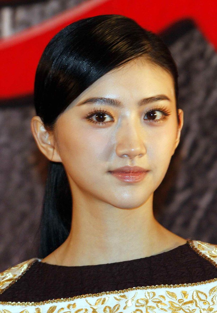 帮我描述景甜的脸部特征