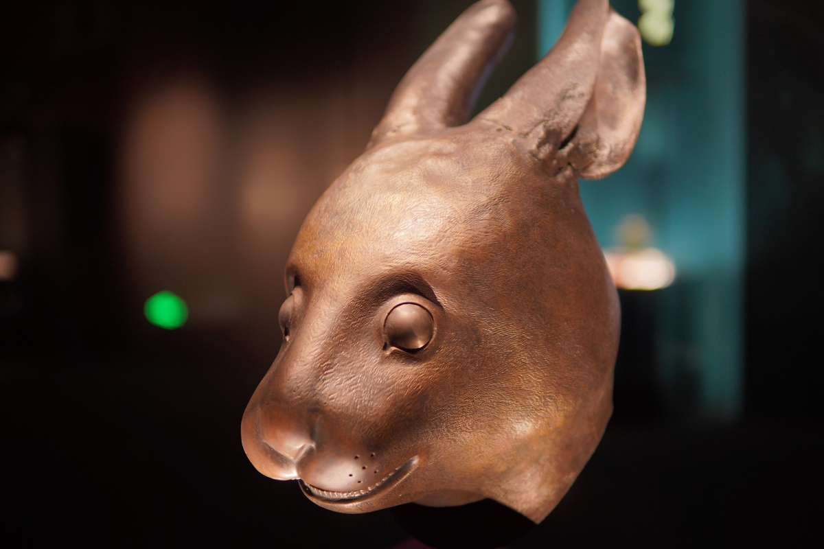 对于中国人花高价购买中国曾经的宝物十二生肖铜首有何感想2000字