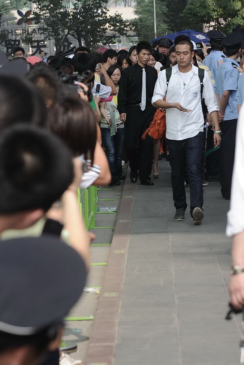写一份关于新型可食用口香糖的未来计划包括6月计划1年计划2年计划