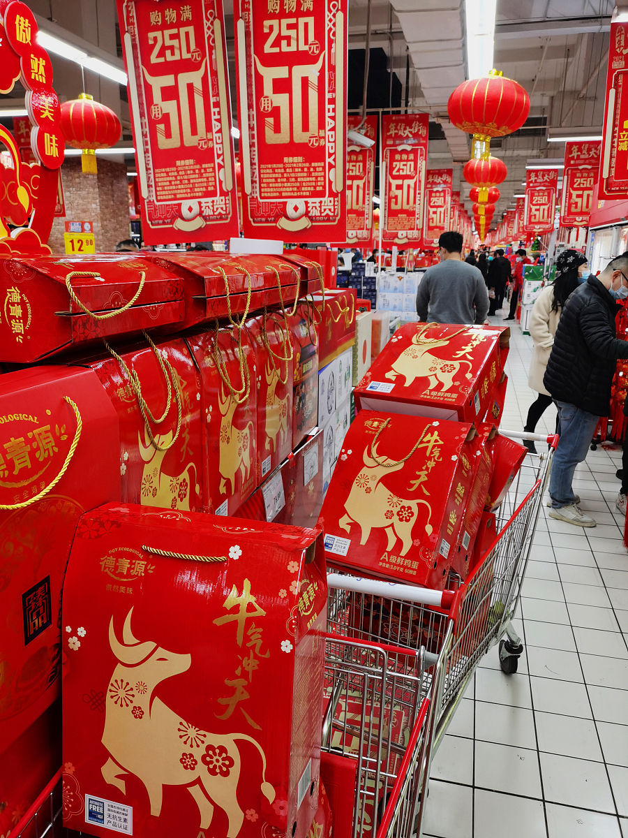 2022年接近尾声各大品牌商家都在为春节的营销在积极的运营请以春节年货销售为核心点为华润万家进行直播选品并撰写一场华润万家企业店铺的营销直播脚本。注脚本内容要报包含所有直播脚本要点元素
