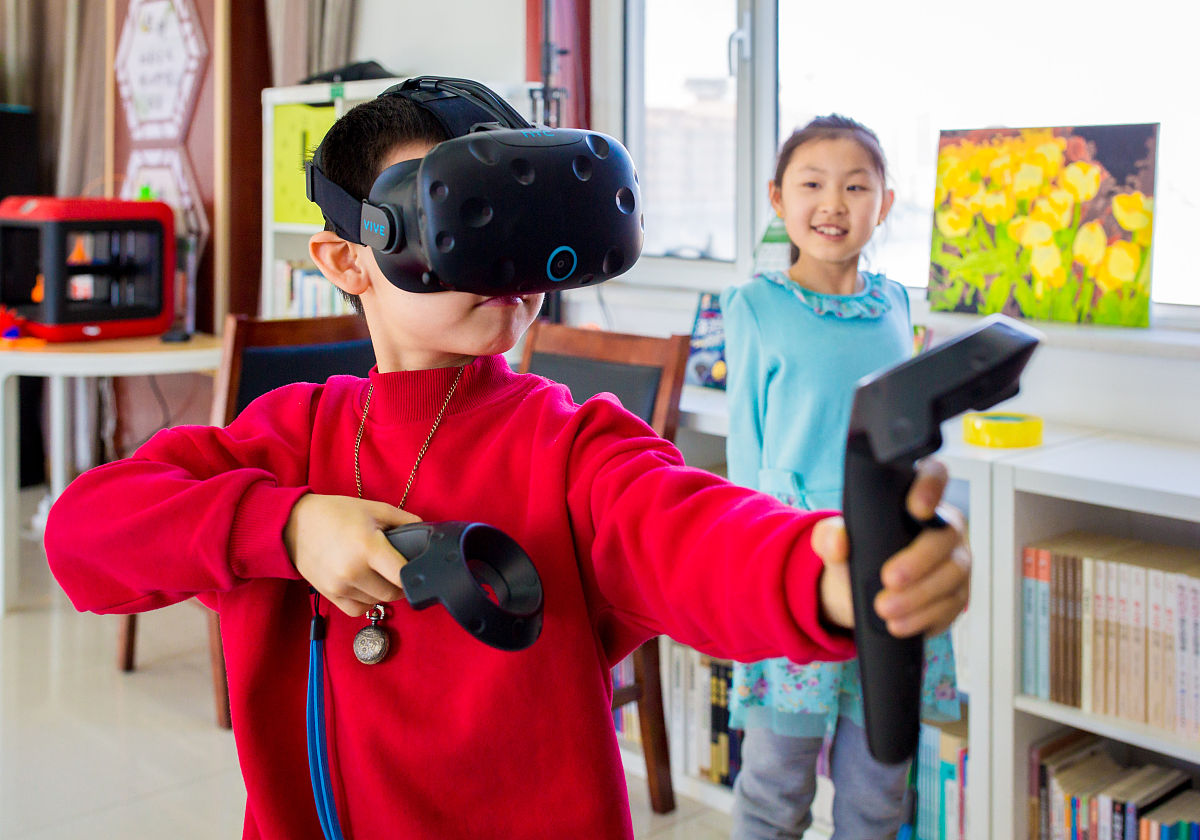 国外针对儿童智能穿戴产品的设计研究比国内成熟一直在不断发展着可穿戴产品并在原有的研究基础上不断加强分析用户对产品的需求等各个方面大大的改善了人们的生活方式。