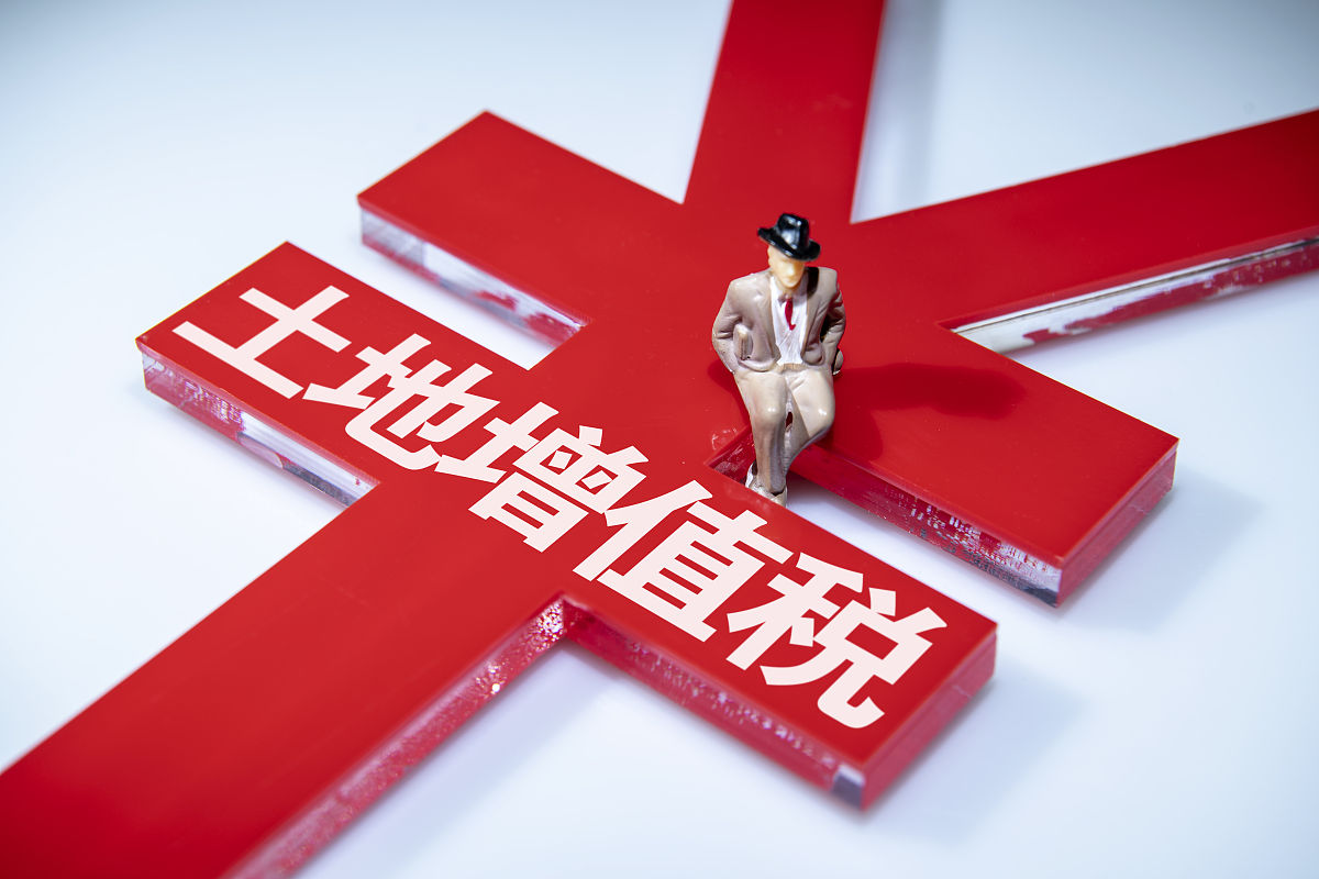 丙商贸公司为增值税一般纳税人2023年4月转让一套写字楼取得含税收入840万元。该写字楼购置于2016年4月购入原价525万元丙公司选择简易计税方法计税。则丙公司在计算土地增值税时应确认的应税收入为 A、840万元 B、800万元 C、825万元 D、767万元