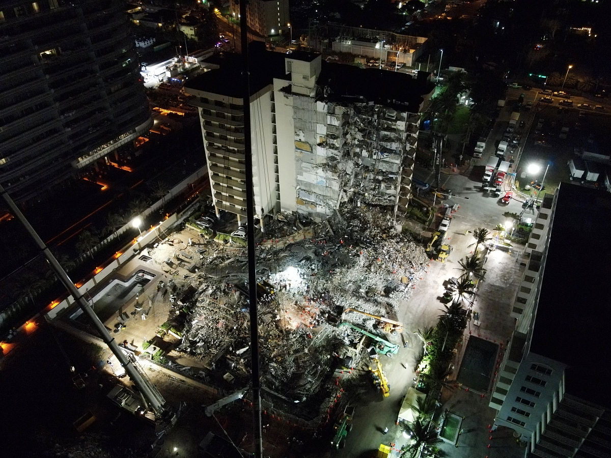 特摄剧啊记得是三人组一个红色一个粉色还有一个忘了也好想没有一男一女我记得一个片段是女主为了救小孩子用身体保护小孩大楼坍塌变身器出现展开保护罩救了他们大概是这样能不能帮我找一下 用300字描述