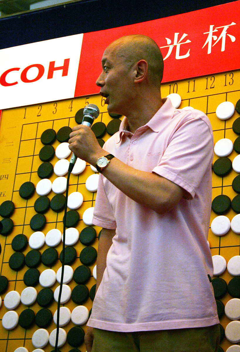 3月31日,在福州人民会堂进行的第二届理光杯职业围棋混双赛决赛现场讲