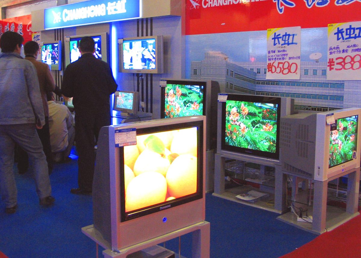  2005年1月3日,上海一商场销售的长虹高清数字液晶彩电+++_+++平板电