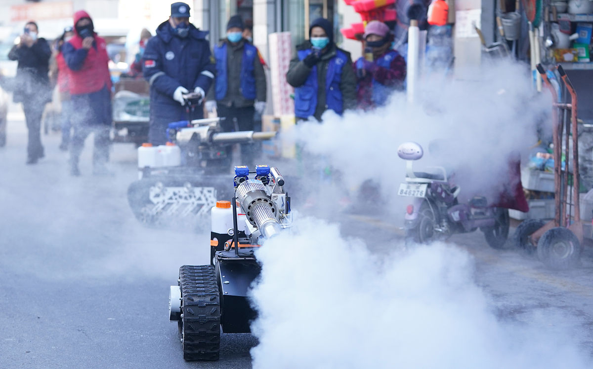 2021年1月9日,北京市丰台区卢沟桥乡岳各庄批发市场内,身穿防护服的蓝