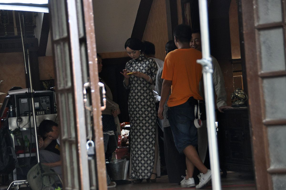 2012年6月8日讯,上海,日前,年代大戏《像火花像蝴蝶》正在车墩影视基
